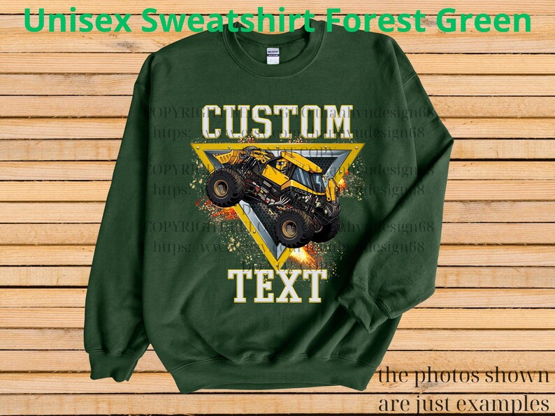 K&ouml;nnte beinhalten: Forstgr&uuml;nes Unisex-Sweatshirt mit einem gelben Monstertruck-Motiv in einem gelben Dreieck. Die W&ouml;rter "CUSTOM" und "TEXT" stehen &uuml;ber und unter dem Truck. Das Sweatshirt ist aus weichem Material.