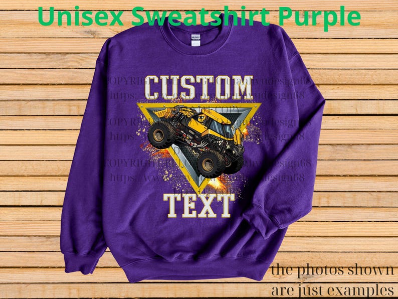 K&ouml;nnte beinhalten: Ein lila Unisex-Sweatshirt mit einer Grafik eines gelben Monstertrucks in einem gelben Dreieck. Die W&ouml;rter "CUSTOM" und "TEXT" befinden sich &uuml;ber und unter der Truck-Grafik. Der Text "Unisex Sweatshirt Purple" steht oben.