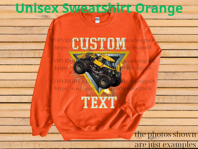 K&ouml;nnte beinhalten: Orangefarbenes Unisex-Sweatshirt mit einer Grafik eines gelben Monstertrucks in einem gelben Dreieck. Das Wort "CUSTOM" steht &uuml;ber dem Truck, und "TEXT" steht darunter. Der Text "Unisex Sweatshirt Orange" steht oben.