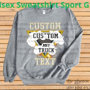 Może przedstawiać: Szara bluza unisex z napisem "CUSTOM ANY TRUCK TEXT" w ż&oacute;łto-czarnym wzorze. Bluza ma r&oacute;wnież napis "Unisex Sweatshirt Sport Grey" na g&oacute;rze. Tło to drewniana powierzchnia.