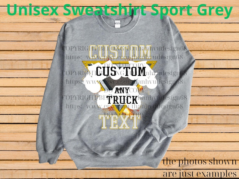 Może przedstawiać: Szara bluza unisex z napisem "CUSTOM ANY TRUCK TEXT" w ż&oacute;łto-czarnym wzorze. Bluza ma r&oacute;wnież napis "Unisex Sweatshirt Sport Grey" na g&oacute;rze. Tło to drewniana powierzchnia.