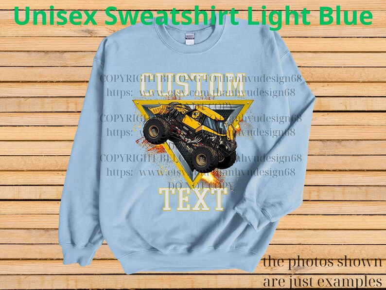 K&ouml;nnte beinhalten: Hellblaues Unisex-Sweatshirt mit individuellem Design. Das Design zeigt einen gelb-schwarzen Monstertruck in einem gelben Dreieck, mit dem Wort "CUSTOM" dar&uuml;ber und "TEXT" darunter. Der Text "Unisex Sweatshirt Light Blue" steht oben.