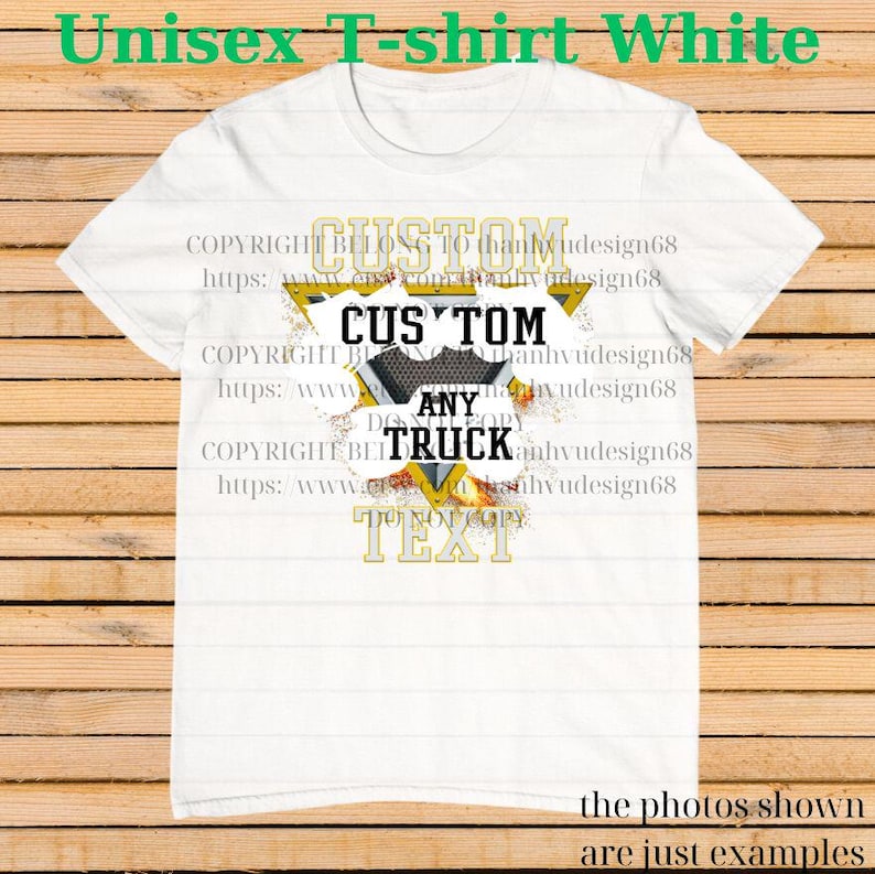 Może przedstawiać: Biała koszulka unisex z niestandardowym wzorem. Wz&oacute;r zawiera słowa "CUSTOM ANY TRUCK TEXT" w stylizowanej czcionce, z tr&oacute;jkątem i wzorem siatki. Koszulka ma r&oacute;wnież napis "Unisex T-shirt White".
