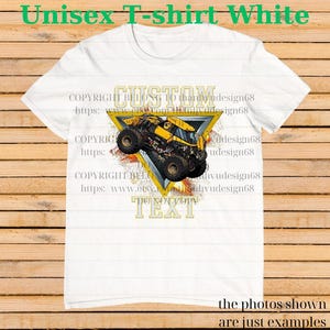 K&ouml;nnte beinhalten: Wei&szlig;es Unisex-T-Shirt mit einem gelb-schwarzen Monstertruck-Design in einem gelben Dreieck. Das T-Shirt enth&auml;lt den Text "CUSTOM TEXT" und "Unisex T-shirt White". Das Design ist auf ein wei&szlig;es T-Shirt gedruckt.