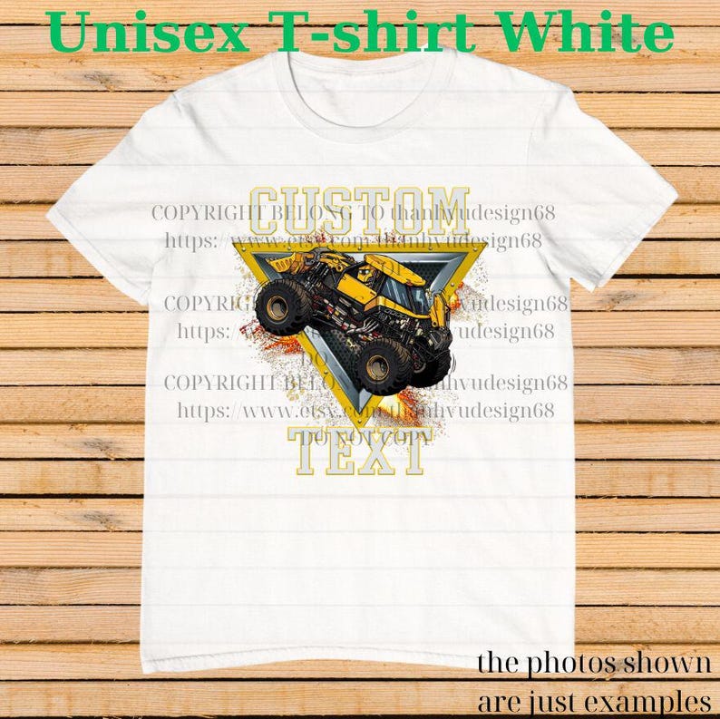 K&ouml;nnte beinhalten: Wei&szlig;es Unisex-T-Shirt mit einem gelb-schwarzen Monstertruck-Design in einem gelben Dreieck. Das T-Shirt enth&auml;lt den Text "CUSTOM TEXT" und "Unisex T-shirt White". Das Design ist auf ein wei&szlig;es T-Shirt gedruckt.