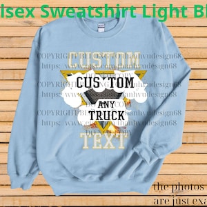 Może przedstawiać: Jasnoniebieska bluza unisex z niestandardowym wzorem. Wz&oacute;r zawiera słowo "CUSTOM" oraz słowa "ANY TRUCK TEXT" w kształcie tr&oacute;jkąta. Bluza ma długie rękawy i okrągły dekolt. Tekst jest pogrubiony.