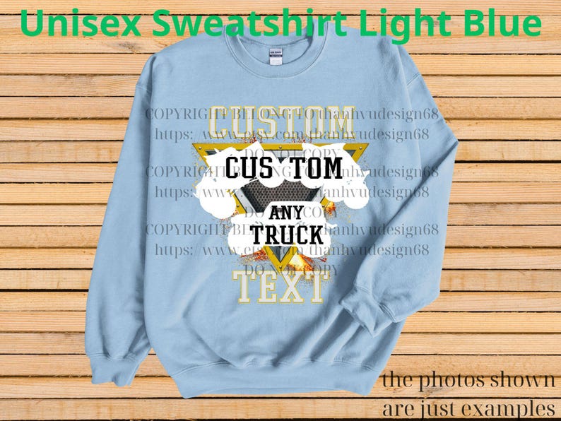Może przedstawiać: Jasnoniebieska bluza unisex z niestandardowym wzorem. Wz&oacute;r zawiera słowo "CUSTOM" oraz słowa "ANY TRUCK TEXT" w kształcie tr&oacute;jkąta. Bluza ma długie rękawy i okrągły dekolt. Tekst jest pogrubiony.