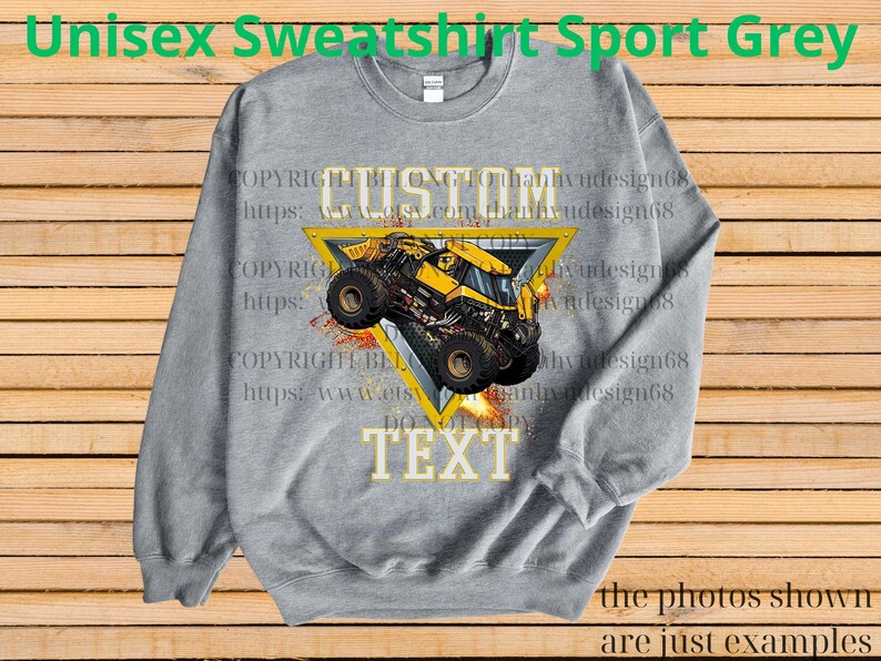 K&ouml;nnte beinhalten: Graues Unisex-Sweatshirt mit einem gelb-schwarzen Monster-Truck-Motiv in einem gelben Dreieck. Die W&ouml;rter "CUSTOM" und "TEXT" sind abgebildet. Der Text oben lautet "Unisex Sweatshirt Sport Grey".