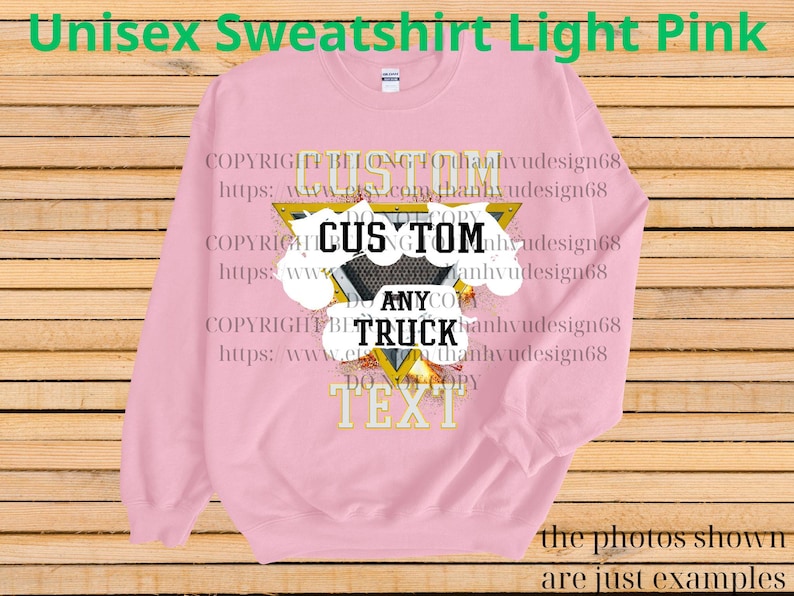 Może przedstawiać: Jasnor&oacute;żowa bluza unisex z napisem "CUSTOM ANY TRUCK TEXT" w tr&oacute;jkątnym wzorze. Bluza ma długie rękawy i okrągły dekolt. Słowa "Unisex Sweatshirt Light Pink" znajdują się u g&oacute;ry obrazu.