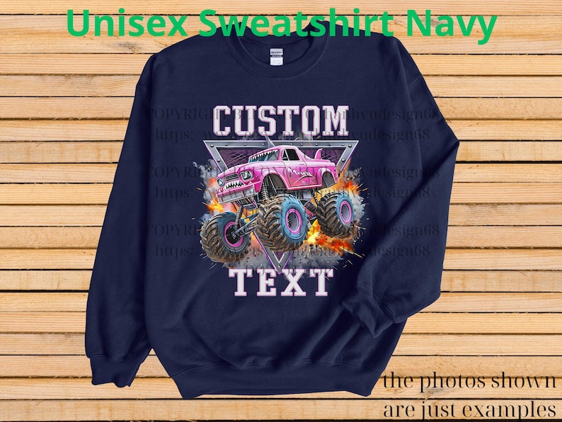 Op de afbeelding: Marineblauwe unisex sweatshirt met een roze monstertruck ontwerp en de woorden "CUSTOM TEXT". De truck heeft grote banden en staat tegen een achtergrond van vlammen en een driehoek. De tekst "Unisex Sweatshirt Navy" staat bovenaan.