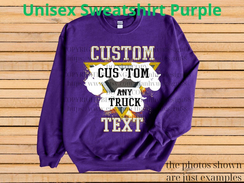 Może przedstawiać: Fioletowa bluza unisex z niestandardowym wzorem. Projekt zawiera słowa "CUSTOM", "ANYCO", "TRUCK" i "TEXT" w białej i złotej kolorystyce. Tekst umieszczono na tle tr&oacute;jkąta i kształt&oacute;w chmur.