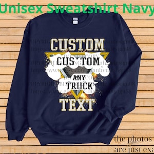 Może przedstawiać: Granatowa bluza unisex z napisem "CUSTOM ANY TRUCK TEXT" w białych i złotych literach. Bluza ma okrągły dekolt i długie rękawy. Słowa znajdują się w ż&oacute;łtym tr&oacute;jkącie.