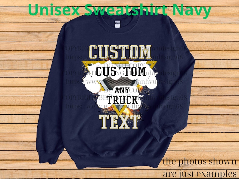 Może przedstawiać: Granatowa bluza unisex z napisem "CUSTOM ANY TRUCK TEXT" w białych i złotych literach. Bluza ma okrągły dekolt i długie rękawy. Słowa znajdują się w ż&oacute;łtym tr&oacute;jkącie.