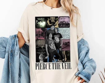 Puede incluir: Una camiseta blanca con un collage de portadas de álbumes de la banda Pierce the Veil. Las portadas de los álbumes muestran a varios miembros de la banda y títulos de álbumes. El texto "PIERCE THE VEIL" está impreso en negro en la parte inferior de la camiseta.