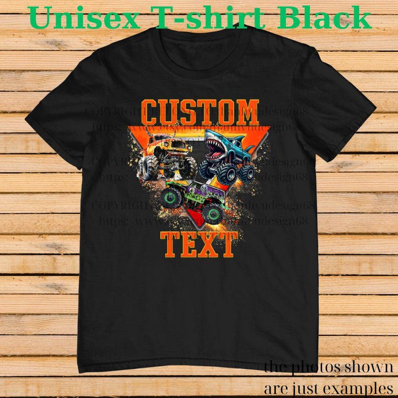 以下が含まれることがあります： 黒色のユニセックスTシャツ。3台のモンスタートラックのグラフィックと、オレンジ色の「CUSTOM TEXT」の文字が特徴です。トラックは黄色、青、緑の色合いです。Tシャツには「Unisex T-shirt Black」の文字も入っています。
