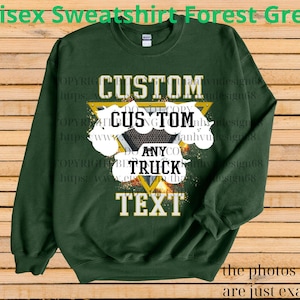 Może przedstawiać: Leśnozielona bluza unisex z napisem "CUSTOM ANY TRUCK TEXT" w kolorze białym i ż&oacute;łtym. Bluza ma okrągły dekolt i długie rękawy. Tekst znajduje się w ż&oacute;łtym tr&oacute;jkącie z czarno-białym wzorem.