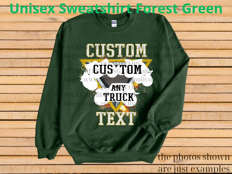 Może przedstawiać: Leśnozielona bluza unisex z napisem "CUSTOM ANY TRUCK TEXT" w kolorze białym i ż&oacute;łtym. Bluza ma okrągły dekolt i długie rękawy. Tekst znajduje się w ż&oacute;łtym tr&oacute;jkącie z czarno-białym wzorem.