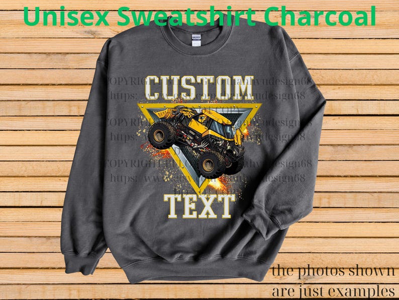 K&ouml;nnte beinhalten: Anthrazitgraues Unisex-Sweatshirt mit individuellem Design. Das Design zeigt einen gelben Monstertruck in einem gelben Dreieck mit dem Wort "CUSTOM" oben und "TEXT" unten. Der Text "Unisex Sweatshirt Charcoal" steht oben.