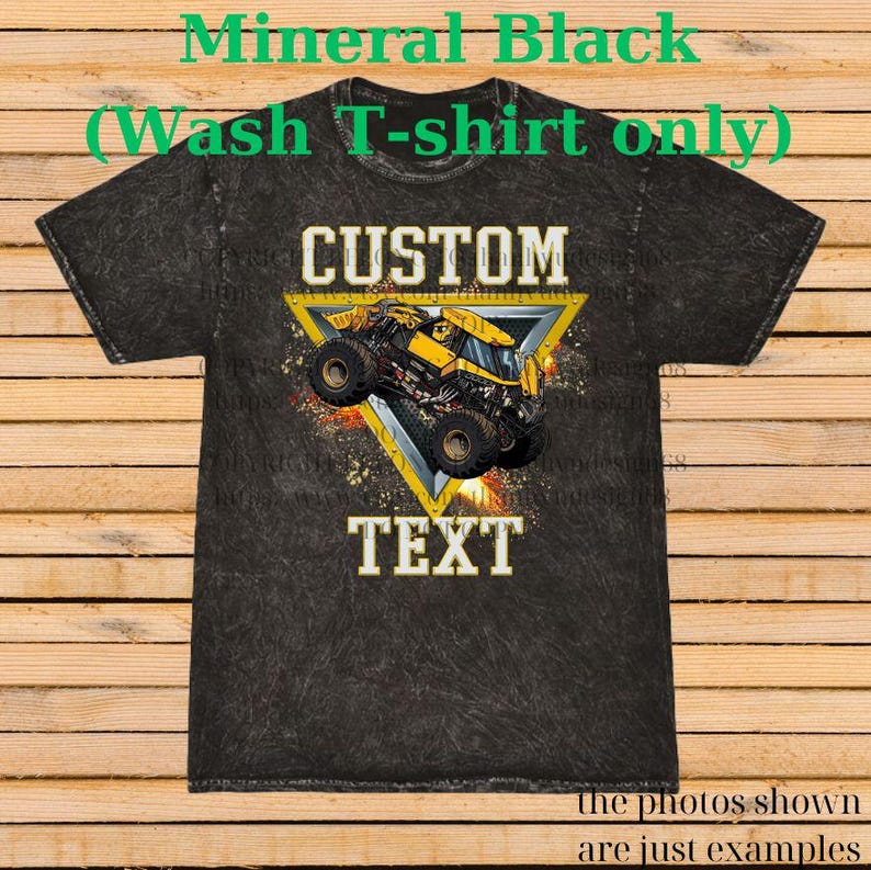 K&ouml;nnte beinhalten: Mineral-schwarzes Wasch-T-Shirt mit individuellem Design. Das Design zeigt einen gelb-schwarzen Monstertruck in einem gelben Dreieck, mit dem Wort "CUSTOM" dar&uuml;ber und "TEXT" darunter.