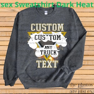 Może przedstawiać: Ciemnoszara bluza unisex z napisem "CUSTOM ANY TRUCK TEXT" w białym i złotym kolorze. Bluza ma okrągły dekolt i długie rękawy. Na dole widnieje napis "the photos shown are just examples".