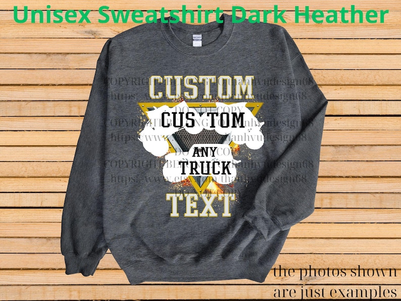 Może przedstawiać: Ciemnoszara bluza unisex z napisem "CUSTOM ANY TRUCK TEXT" w białym i złotym kolorze. Bluza ma okrągły dekolt i długie rękawy. Na dole widnieje napis "the photos shown are just examples".