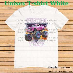 Op de afbeelding: Wit unisex T-shirt met een roze monstertruck ontwerp en de tekst "CUSTOM TEXT". De truck heeft grote banden en vlammen. Het shirt heeft ook de tekst "Unisex T-shirt White".