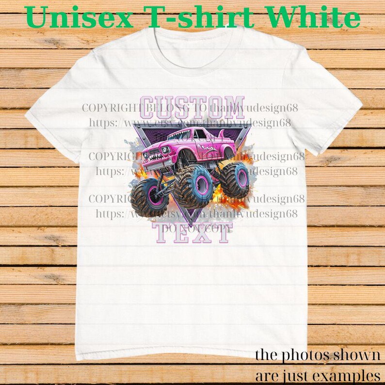 Op de afbeelding: Wit unisex T-shirt met een roze monstertruck ontwerp en de tekst "CUSTOM TEXT". De truck heeft grote banden en vlammen. Het shirt heeft ook de tekst "Unisex T-shirt White".