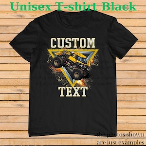 K&ouml;nnte beinhalten: Schwarzes Unisex-T-Shirt mit einem gelben Monster-Truck-Design in einem gelben Dreieck. Die W&ouml;rter "CUSTOM" und "TEXT" stehen &uuml;ber und unter der Truck-Grafik. Der Text des Shirts lautet "Unisex T-shirt Black".