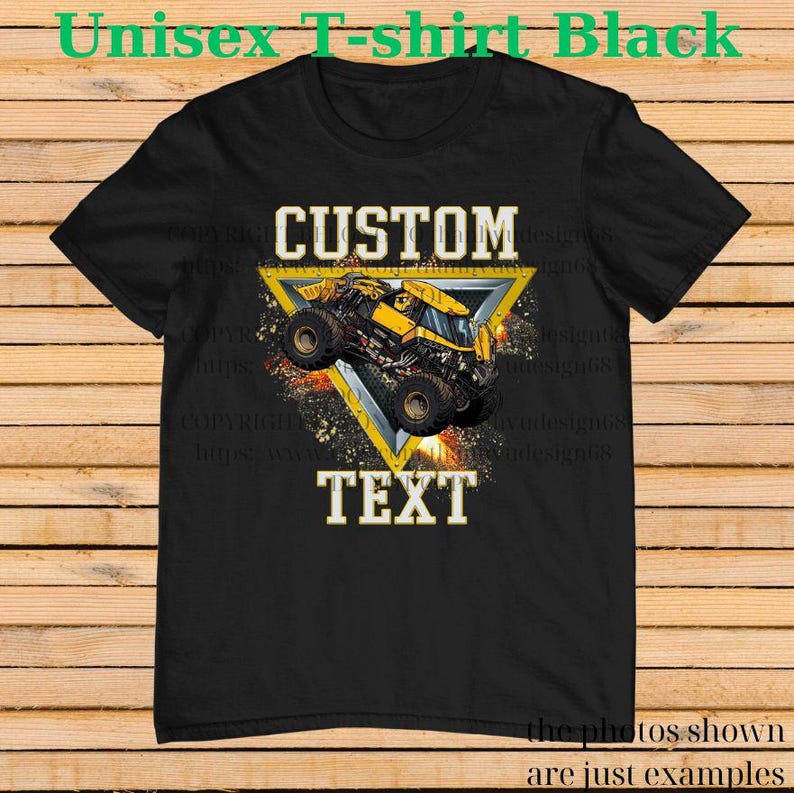 K&ouml;nnte beinhalten: Schwarzes Unisex-T-Shirt mit einem gelben Monster-Truck-Design in einem gelben Dreieck. Die W&ouml;rter "CUSTOM" und "TEXT" stehen &uuml;ber und unter der Truck-Grafik. Der Text des Shirts lautet "Unisex T-shirt Black".