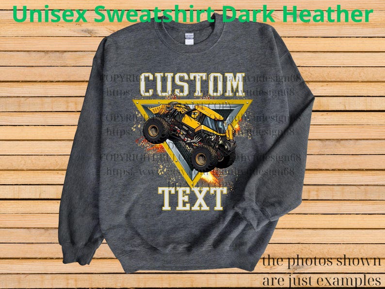 K&ouml;nnte beinhalten: Dunkelgraues Unisex-Sweatshirt mit einem gelb-schwarzen Monster-Truck-Motiv in einem gelben Dreieck. Die W&ouml;rter "CUSTOM" und "TEXT" sind &uuml;ber und unter der Grafik aufgedruckt. Der Text "the photos shown are just examples" steht unten.