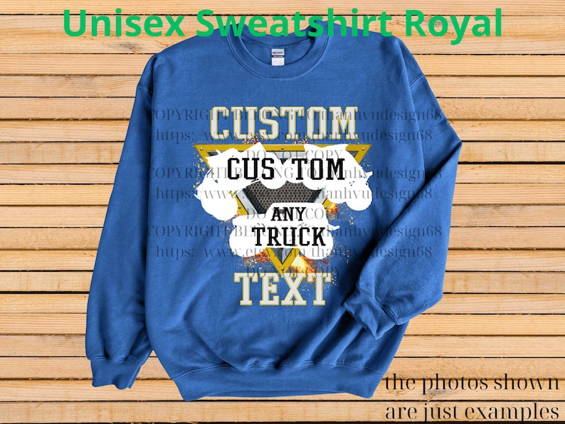 Może przedstawiać: Niebieska bluza unisex z niestandardowym wzorem. Wz&oacute;r zawiera słowa "CUSTOM", "ANY", "TRUCK" i "TEXT" w kolorze białym i złotym, z czarno-szarą grafiką. Bluza ma długie rękawy.