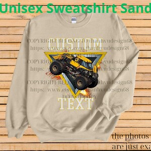 K&ouml;nnte beinhalten: Sandfarbenes Unisex-Sweatshirt mit einer Grafik eines gelb-schwarzen Monstertrucks in einem gelben Dreieck. Der Text "CUSTOM TEXT" befindet sich unter dem Truck. Die Worte "Unisex Sweatshirt Sand" stehen oben.