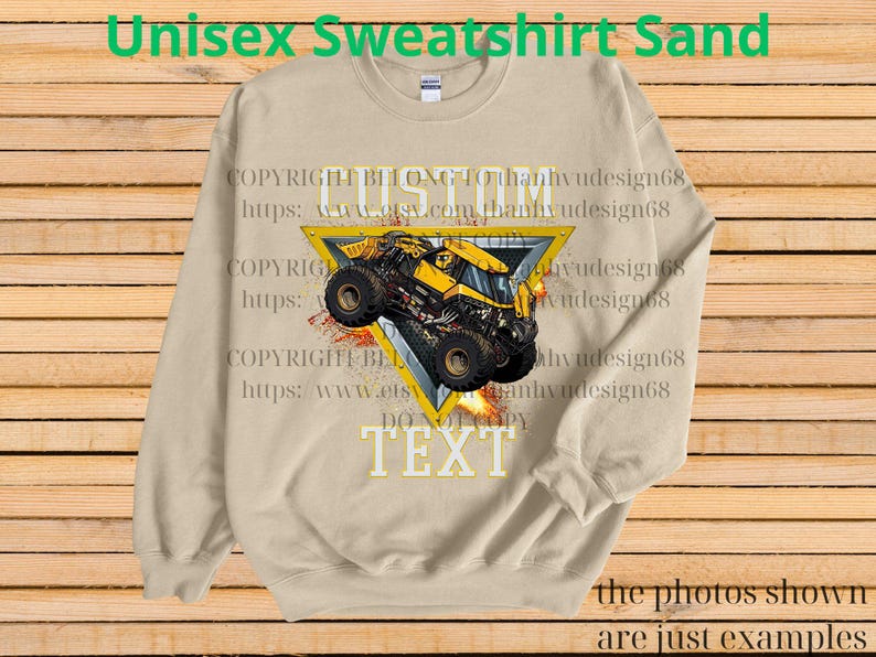 K&ouml;nnte beinhalten: Sandfarbenes Unisex-Sweatshirt mit einer Grafik eines gelb-schwarzen Monstertrucks in einem gelben Dreieck. Der Text "CUSTOM TEXT" befindet sich unter dem Truck. Die Worte "Unisex Sweatshirt Sand" stehen oben.