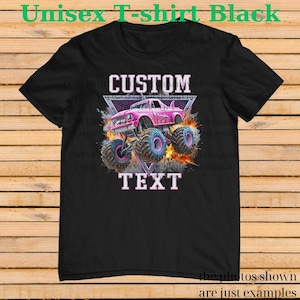 Op de afbeelding: Zwart unisex T-shirt met een roze monstertruck ontwerp, de woorden "CUSTOM TEXT" en de tekst "Unisex T-shirt Black". De truck heeft grote banden en staat tegen een achtergrond van vlammen en een driehoek.