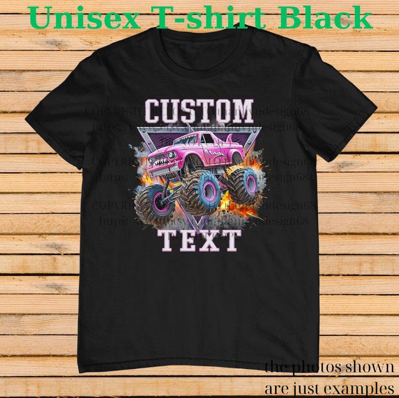 Op de afbeelding: Zwart unisex T-shirt met een roze monstertruck ontwerp, de woorden "CUSTOM TEXT" en de tekst "Unisex T-shirt Black". De truck heeft grote banden en staat tegen een achtergrond van vlammen en een driehoek.