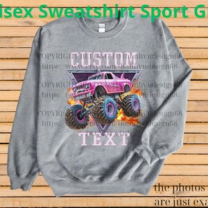 Op de afbeelding: Een grijze unisex sweatshirt met een roze monstertruck-afbeelding. De truck staat tegen een paarse driehoek met de woorden "CUSTOM" en "TEXT". De sweatshirt heeft de tekst "Unisex Sweatshirt Sport Grey".