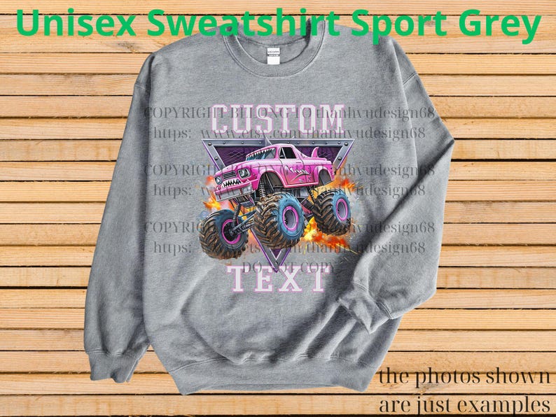 Op de afbeelding: Een grijze unisex sweatshirt met een roze monstertruck-afbeelding. De truck staat tegen een paarse driehoek met de woorden "CUSTOM" en "TEXT". De sweatshirt heeft de tekst "Unisex Sweatshirt Sport Grey".
