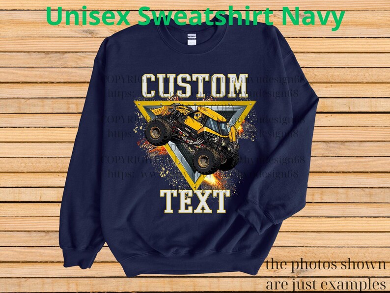 K&ouml;nnte beinhalten: Marineblaues Unisex-Sweatshirt mit individuellem Design. Das Design zeigt einen gelb-schwarzen Monstertruck in einem gelben Dreieck mit den wei&szlig;en W&ouml;rtern "CUSTOM" und "TEXT". Der Text "Unisex Sweatshirt Navy" steht oben.