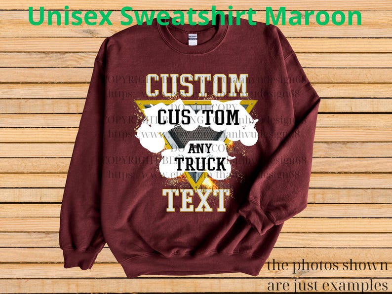 Może przedstawiać: Bordowa bluza unisex z okrągłym dekoltem. Z przodu znajduje się niestandardowy wz&oacute;r ze słowami "CUSTOM", "ANY", "TRUCK" i "TEXT" w białych i złotych literach, na tle geometrycznego kształtu i chmur.