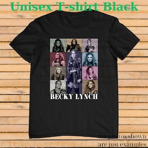 Puede incluir: Camiseta negra unisex con una cuadrícula de imágenes de una mujer, con el nombre "BECKY LYNCH" en blanco. La camiseta tiene el texto "Unisex T-shirt Black" en verde en la parte superior.