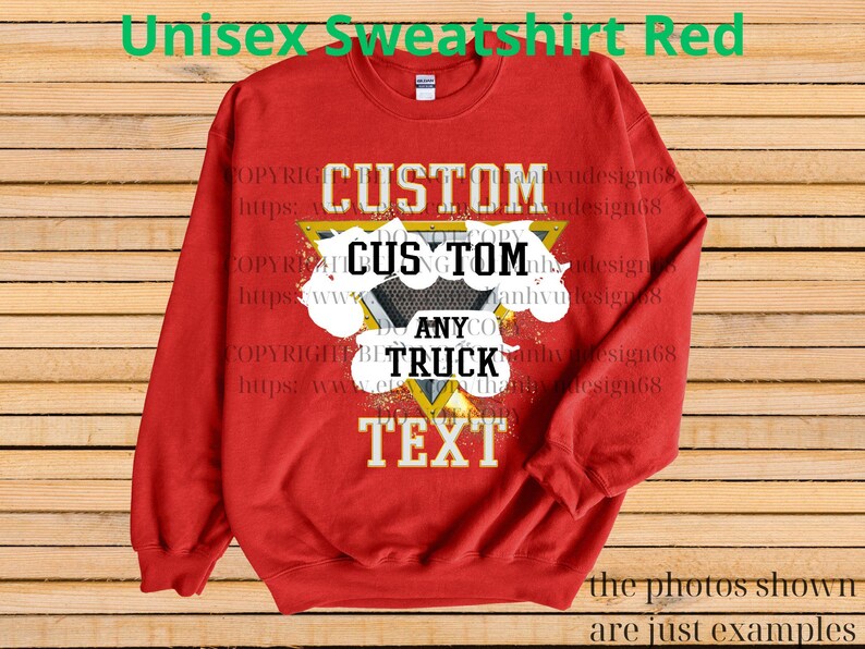 Może przedstawiać: Czerwona bluza unisex z napisem "CUSTOM ANY TRUCK TEXT" w kolorze białym i czarnym, na ż&oacute;łtym tr&oacute;jkącie i białych kształtach przypominających chmury. U g&oacute;ry napis "Unisex Sweatshirt Red".