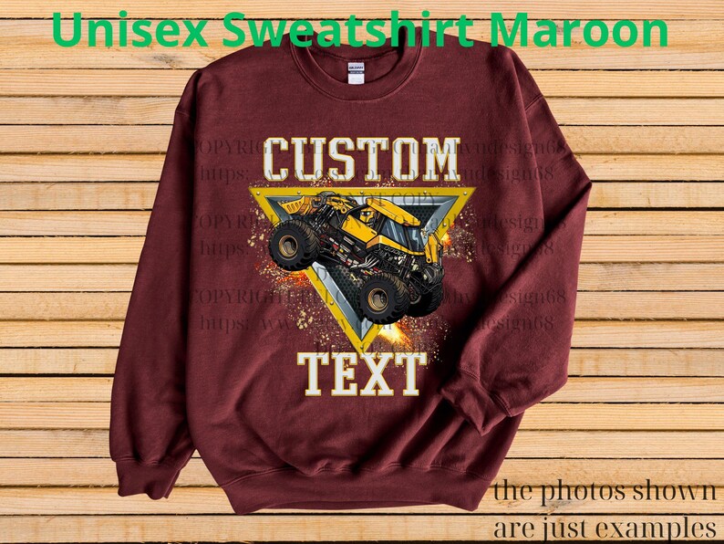 K&ouml;nnte beinhalten: Burgunderfarbenes Unisex-Sweatshirt mit einem gelb-schwarzen Monster-Truck-Design in einem gelben Dreieck. Die W&ouml;rter "CUSTOM" und "TEXT" befinden sich &uuml;ber und unter der Truck-Grafik. Der Text "Unisex Sweatshirt Maroon" steht oben.