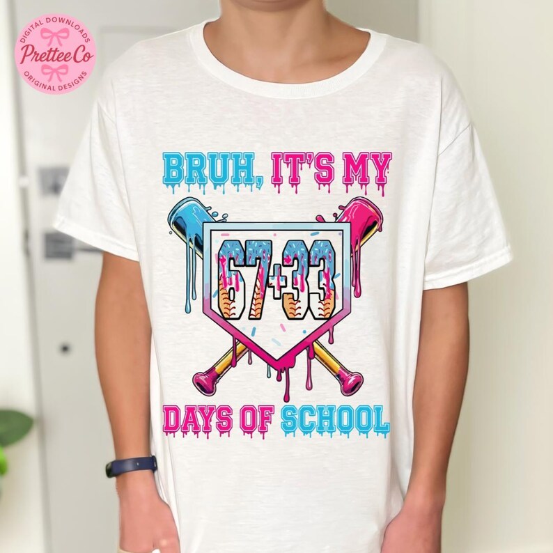 Pode incluir: Camiseta branca com um design gr&aacute;fico colorido. O design apresenta o texto "BRUH, IT'S MY" acima de um gr&aacute;fico tem&aacute;tico de beisebol com os n&uacute;meros "67-33" e as palavras "DAYS OF SCHOOL". O design inclui tacos de beisebol e efeitos de tinta pingando.