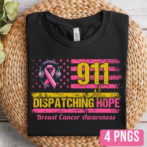 Puede incluir: Camiseta negra con un diseño que incluye una cinta rosa con auriculares, el número 911 en amarillo y las palabras "Dispatching Hope" y "Breast Cancer Awareness". El diseño está sobre una bandera rosa y amarilla.
