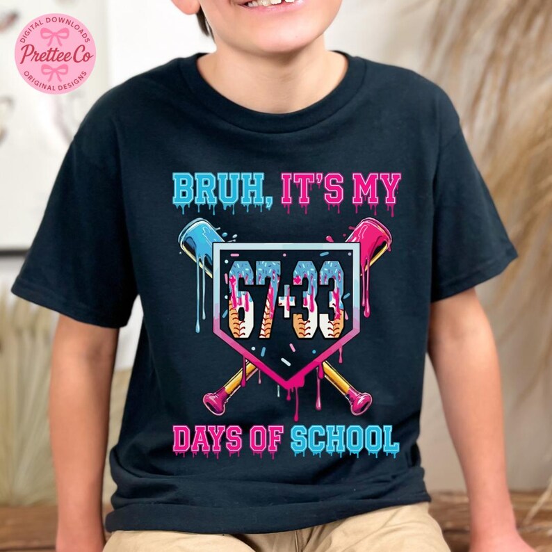 Pode incluir: T-shirt preto com o texto "BRUH, IT'S MY 67+33 DAYS OF SCHOOL" em azul e rosa. O design inclui tacos de beisebol e um gr&aacute;fico com tema de beisebol. Uma camiseta divertida e colorida para a escola.