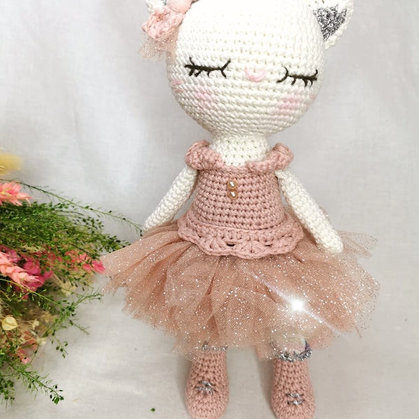 1 Poupée chat danseuse scintillante au crochet