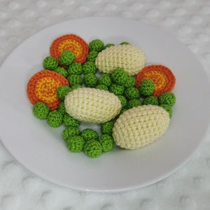 Dînette au crochet, petits pois, carottes, pomme de terre. image 1