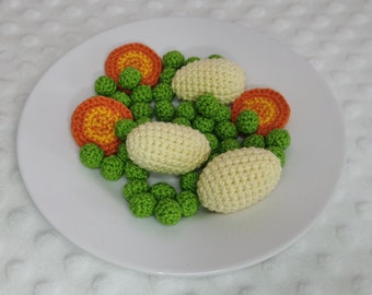 Dînette au crochet, petits pois, carottes, pomme de terre.