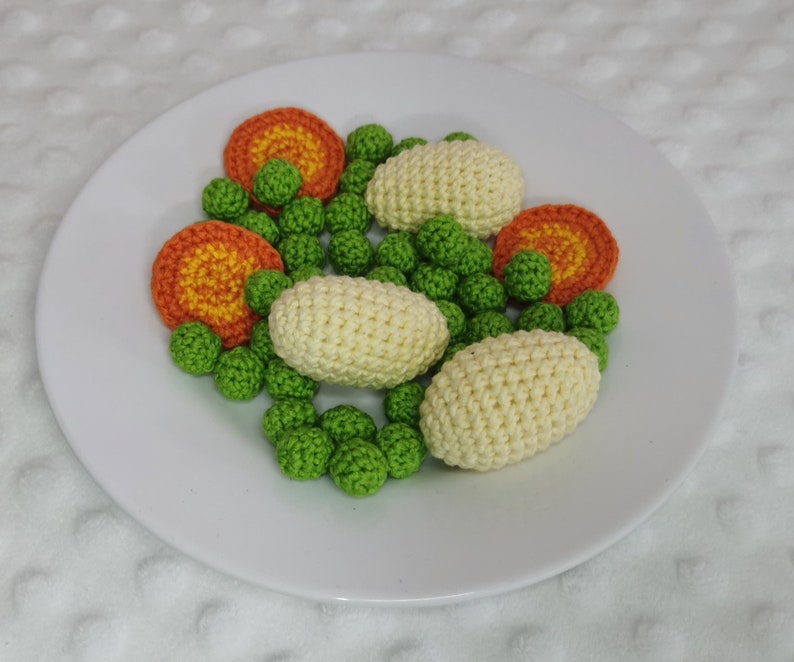 Dînette au crochet, petits pois, carottes, pomme de terre. image 1