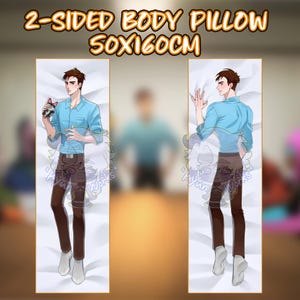 Puede incluir: Una funda de almohada corporal de doble cara con una ilustración de estilo anime de una persona con camisa azul y pantalones marrones. La almohada mide 50 cm x 160 cm. El texto "2-SIDED BODY PILLOW" está en la parte superior.